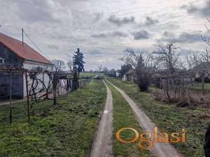 Plac sa izlazom na dve ulice